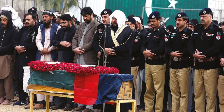 Oficiales rinden homenaje a sus compañeros asesinados durante un atentado, ayer.