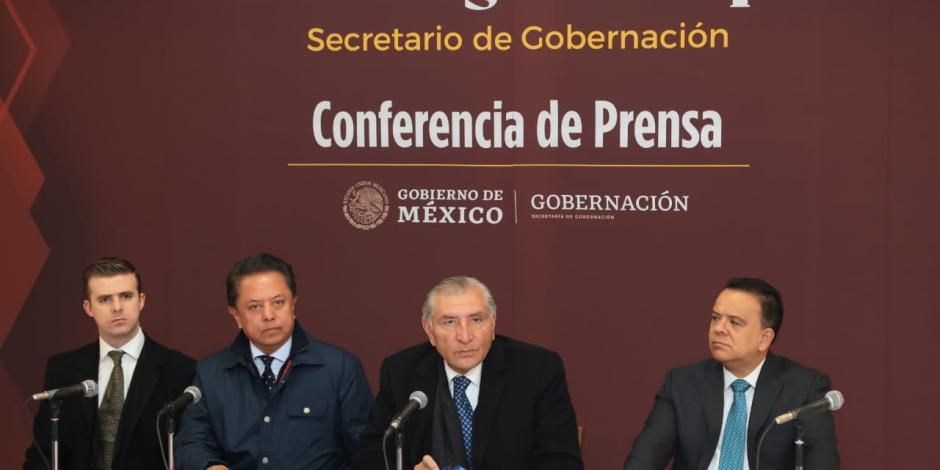 El titular de Gobernación, Adán Augusto López Hernández, al centro de los funcionarios.