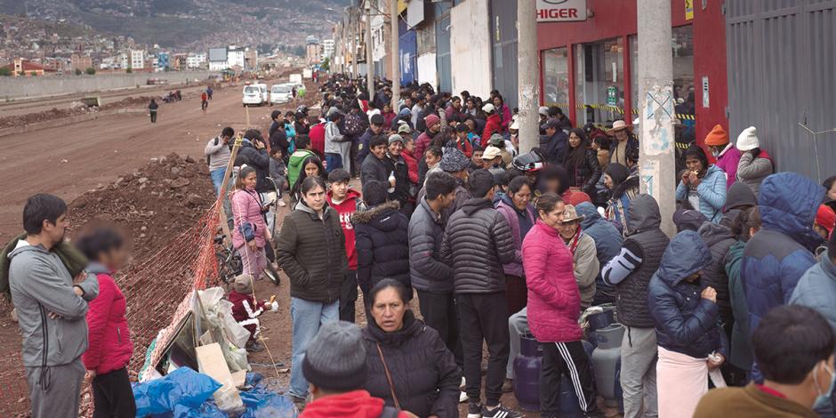 Habitantes de Cusco hacen largas filas, ayer, para conseguir gas propano para cocinar.