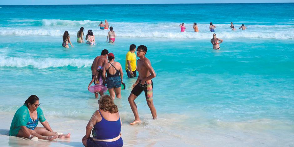 Turistas nacionales e internacionales disfrutan  de la playa Forum en Cancún, Quintana Roo.