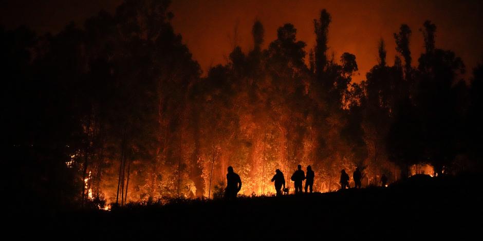 Voluntarios llevan suministros para los bomberos cerca de un incendio forestal en Puren, Chile, el sábado 4 de febrero de 2023. (AP Foto/Matias Delacroix)
