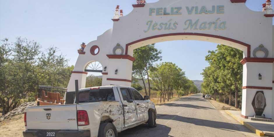 Un automóvil tipo Pick Up baleado en la entrada principal del poblado de Jesús María, Sinaloa