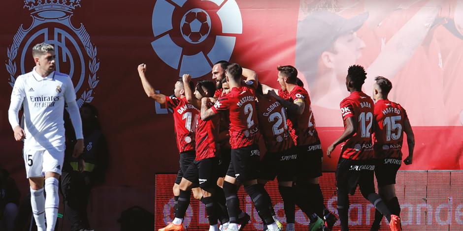 Jugadores del Mallorca celebran su gol, ayer.