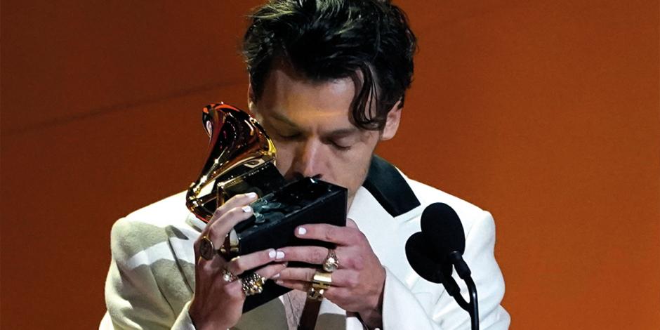 Harry Styles, al ganar el máximo reconocimiento en los premios Grammy.