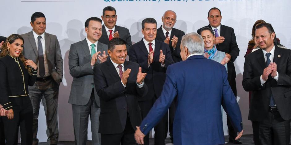El Presidente López Obrador (centro) con integrantes de la Conago, ayer.