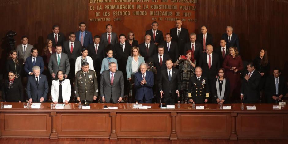 El Presidente, los representantes de los poderes Judicial y Legislativo y los gobernadores del país, ayer, en Querétaro.