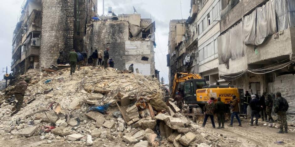 Edificio derrumbado por el sismo en Turquía ocurrido durante las primeras horas de este lunes.