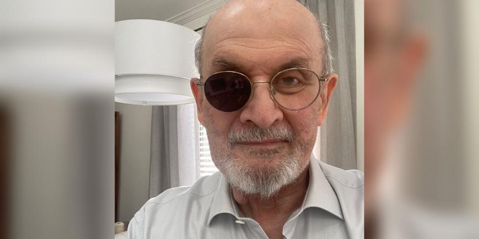 Escritor británico Salman Rushdie revela que sufre trastorno de estrés postraumático, así como que perdió la vista de un ojo y la movilidad de una mano, a medio año de ser apuñalado
