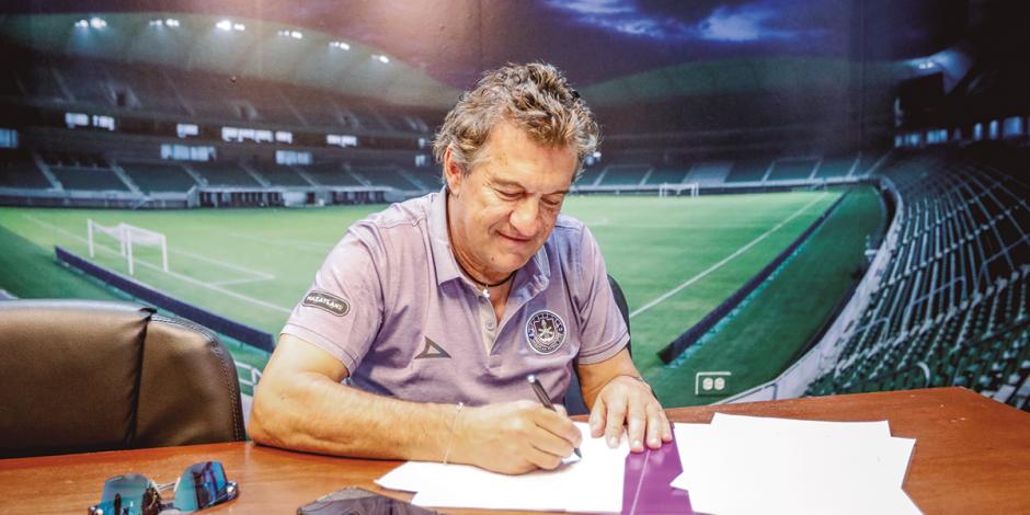 El timonel al firmar su nuevo contrato, ayer, en las instalaciones del Mazatlán en Sinaloa.