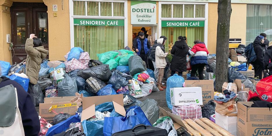 Los residentes turcos donan bienes para las víctimas del terremoto mortal en Turquía