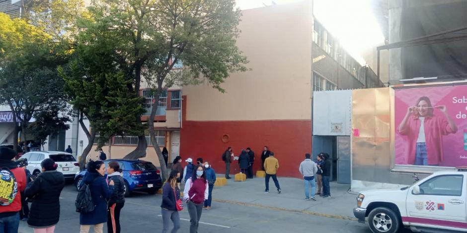 Por protesta de padres de familia, autoridades de la CDMX  revisarán el estatus de una obra en construcción a un lado de la secundaria número 333 "Manuel Mario Cerna Castelazo", localizada en la colonia Condesa