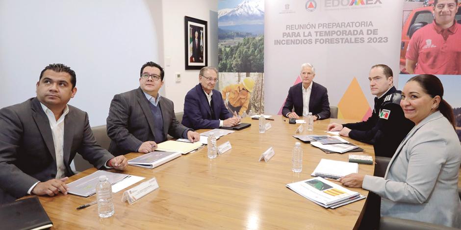 El Gobernador del Estado de México  (al centro) en una reunión para la temporada de incendios forestales, ayer.