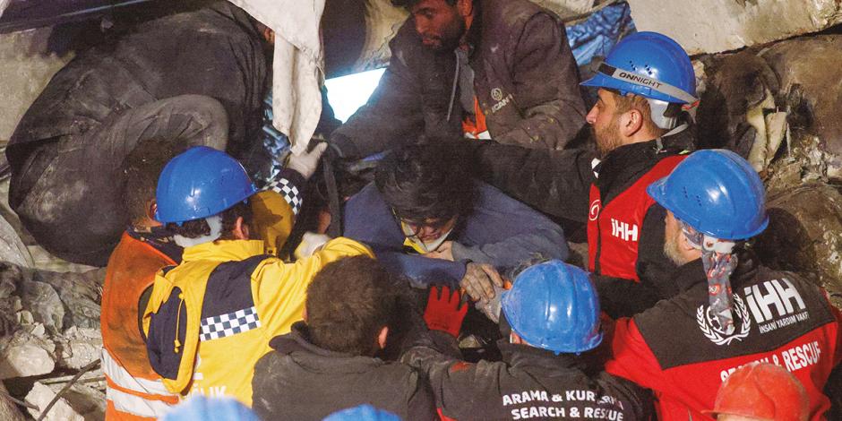 Elementos de rescate  transportan a un sobreviviente encontrado entre los escombros de un edificio en Antakya, Turquía, ayer.