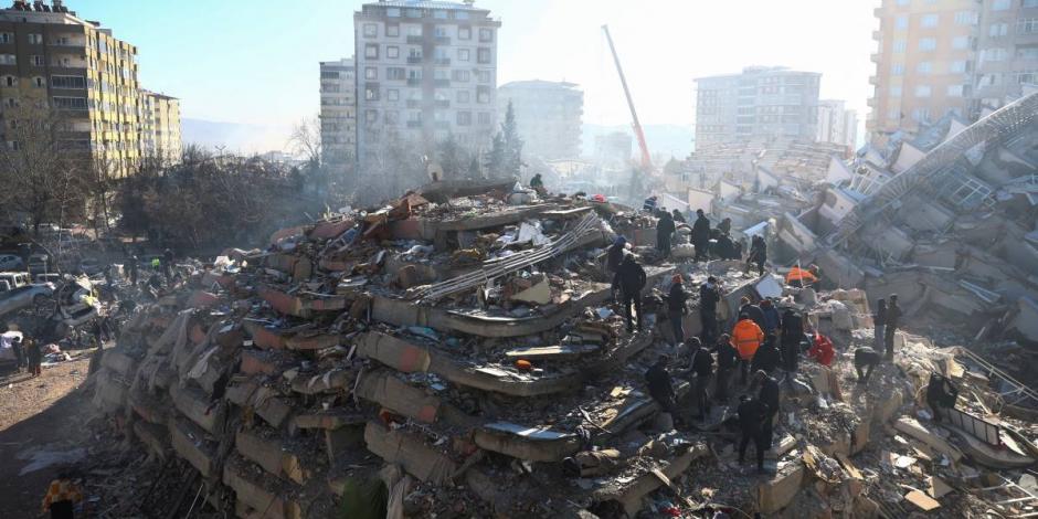 Edificio colapsado en Kahramanmaras, Turquía, después de los sismos del lunes.