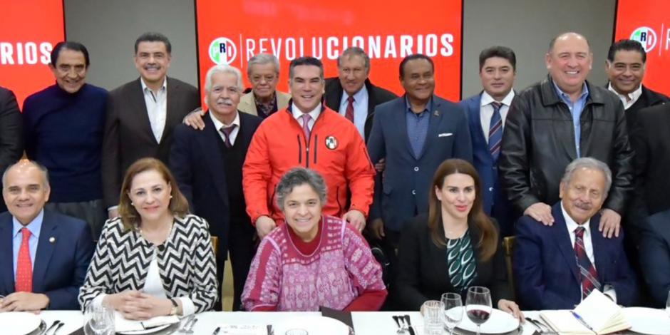 El dirigente nacional del PRI, Alejandro Moreno (centro), en reunión con exgobernadores del tricolor.