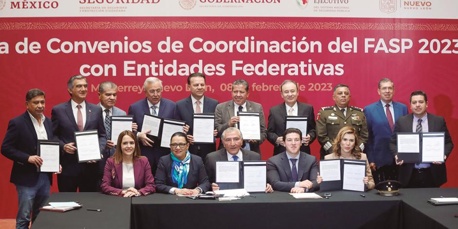El titular de gobernación, Adán Augusto López (sentado al centro), durante el encuentro con gobernadores, ayer.