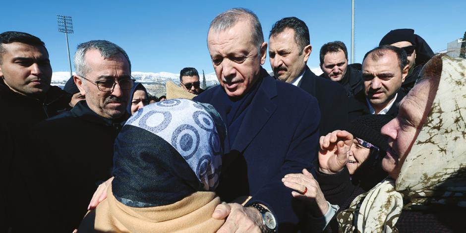 El Presidente turco, Recep Tayyip Erdogan (centro), con sobrevivientes de Kahramanmaras, ayer.