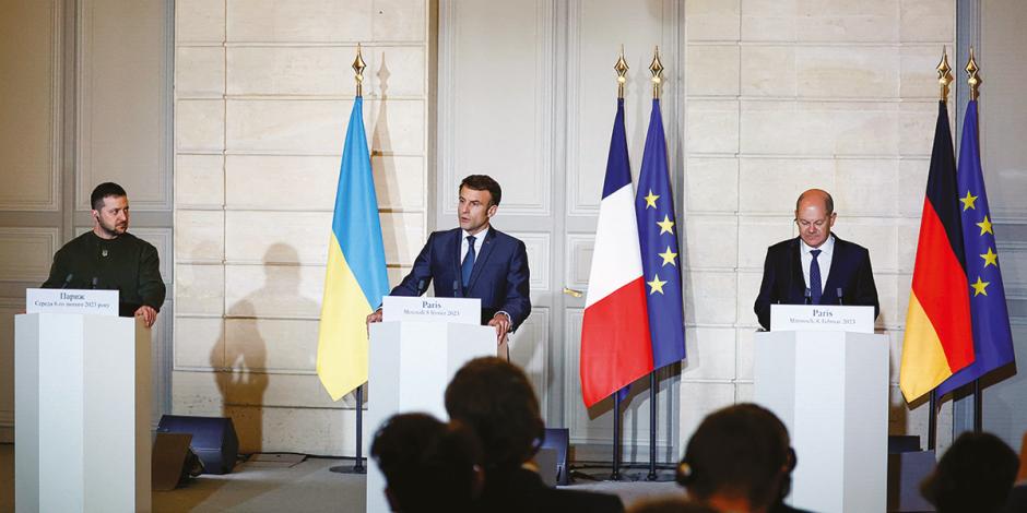 El presidente francés, Emmanuel Macron (centro), durante una declaración conjunta con el presidente de Ucrania (izquierda), y el canciller alemán, Olaf Scholz (derecha), en el Palacio del Elíseo en París, ayer.