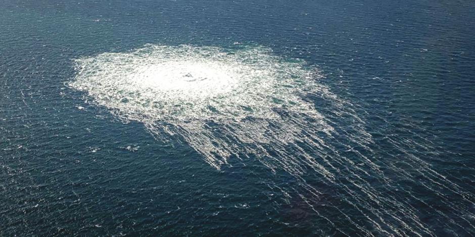 Burbujas de gas de la fuga Nord Stream 2 llegan a la superficie del Mar Báltico, mostrando una perturbación de un pozo cerca de Bornholm, Dinamarca, el 27 de septiembre del 2022.