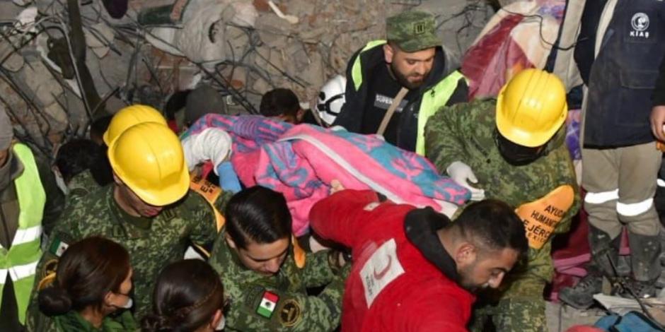 Brigada de las Fuerzas Armadas de México rescató a una persona con vida tras sismos en Turquía.