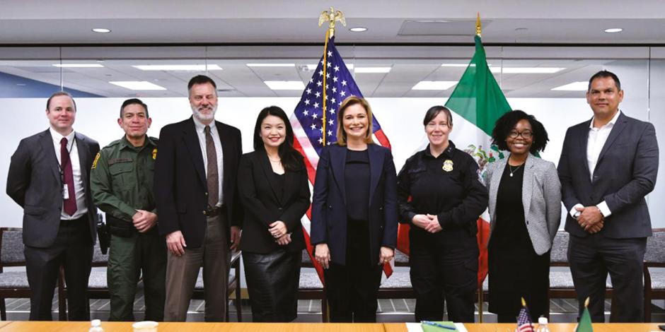 La gobernadora Maru Campos (centro), ayer, con autoridades del CBP y DHS.