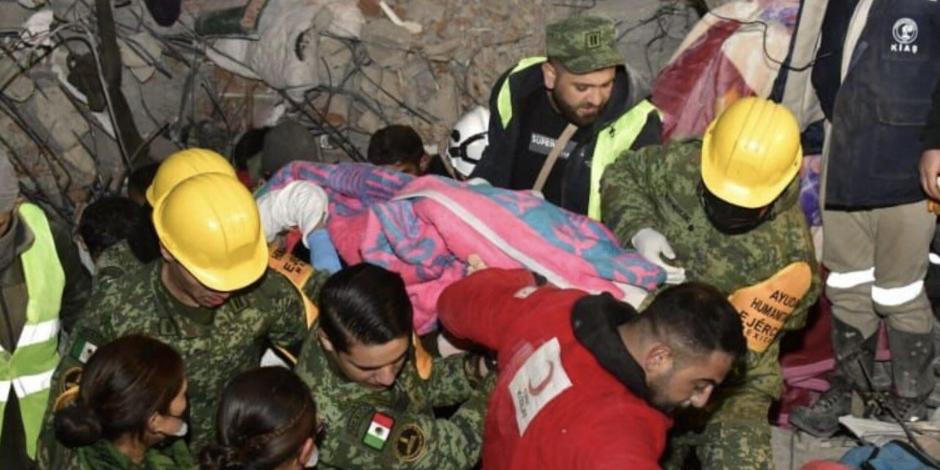 Trabajos de rescate de personal mexicano en Turquía.