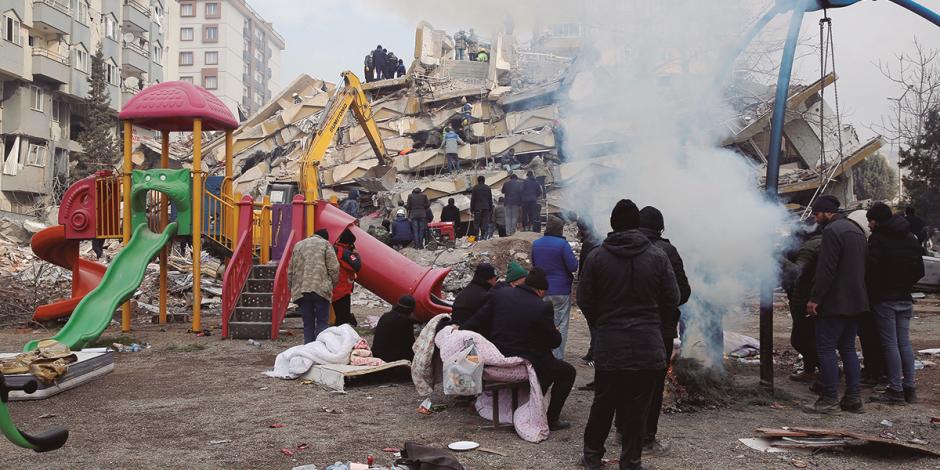 Damnificados junto a un edificio colapsado, ayer.