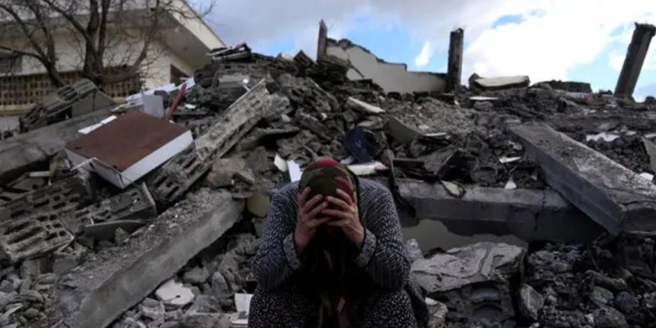 Un hombre llora sentado sobre los escombros de una casa en la ciudad de Nurdagi en el sur de Turquía.
