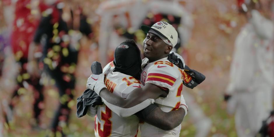 Joshua Williams y Nazeeh Johnson celebran el triunfo de Chiefs sobre Eagles en el Super Bowl 2023 de la NFL.