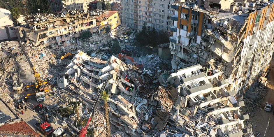 Equipos de rescate remueven escombros en edificios de Antakya, Turquía, el viernes.