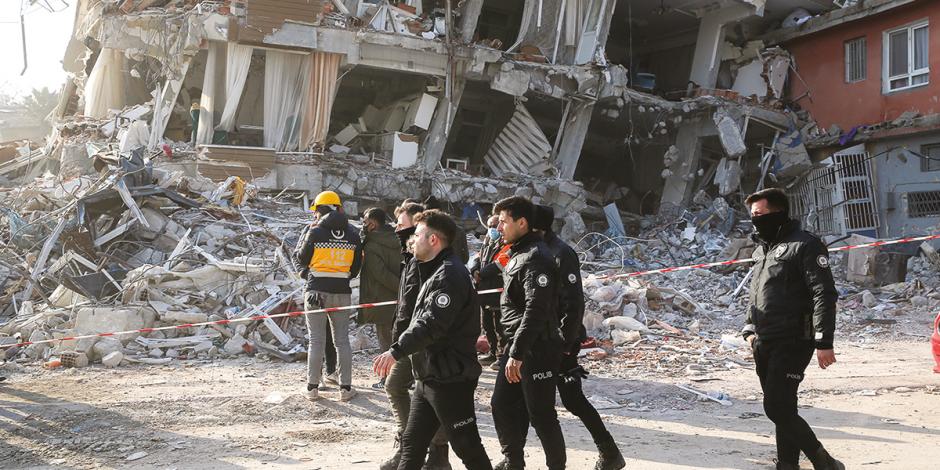 Oficiales de policía turcos  caminan junto a un edificio dañado mientras patrullan  una de las zonas afectadas por el sismo, ayer.