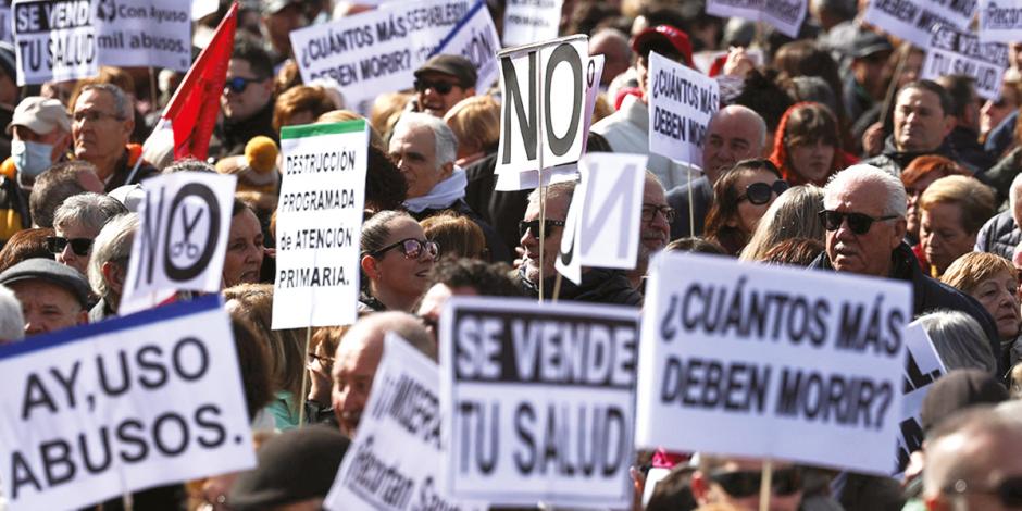 Trabajadores de la salud protestan contra la política de salud pública del gobierno regional de Madrid, ayer.