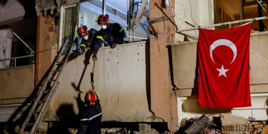 Labores de rescate de un equipo procedente de Francia en un edificio derrumbado, en Hatay, Turquía.