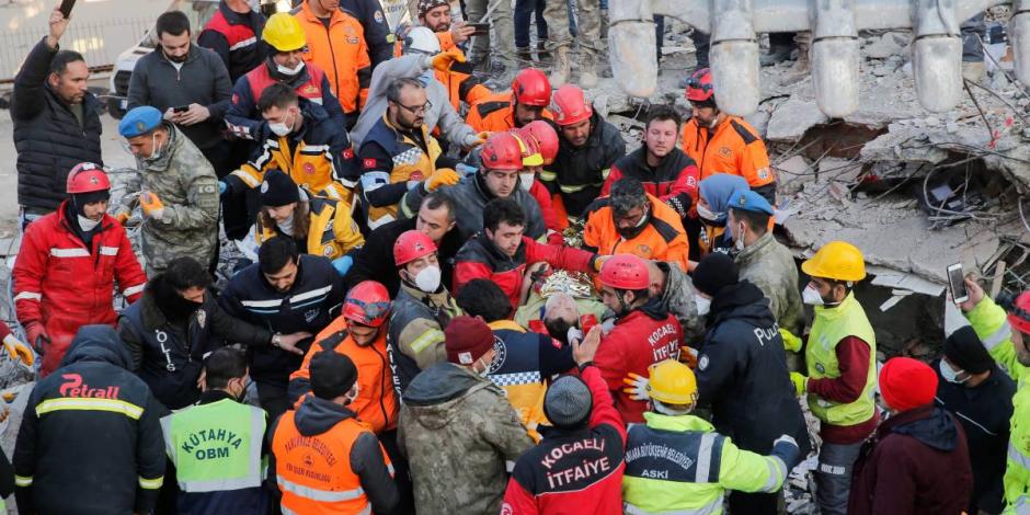 Grupos de rescatistas en los escombros de un edificio en Hatay, Turquía.