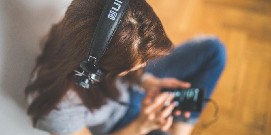 Escuchar música en tu cabeza es un hábito normal... hasta cierto punto, explica especialista.