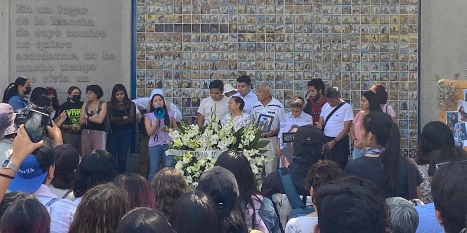 Familiares, amigos y estudiantes marchan en CU por el feminicidio de la joven Lorena Escobar.