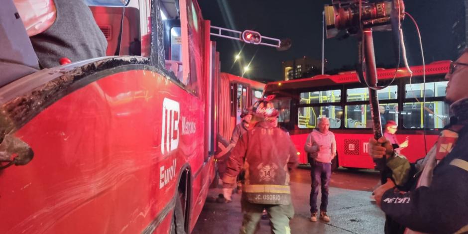 Chocan dos unidades del Metrobús sobre Paseo de la Reforma; reportan al menos 15 heridos