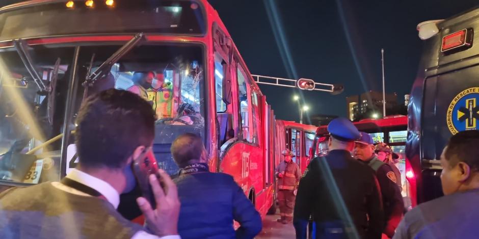Por choque entre dos unidades del Metrobús, al menos 20 personas resultaron lesionadas