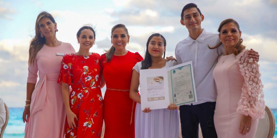 Durante las Bodas Colectivas 2023, la gobernadora de Quintana Roo, Mara Lezama, convive y participa de la felicidad de quienes unieron sus vida.