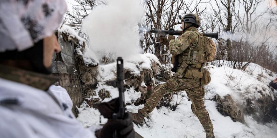 Un soldado ucraniano dispara una granada hacia posiciones rusas en una línea de frente cerca de la ciudad de Marinka, ayer.