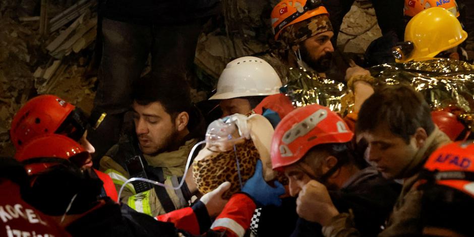 Rescatistas trasladan a una mujer encontrada entre los escombros de un edificio derrumbado en Hatay, Turquía, ayer.