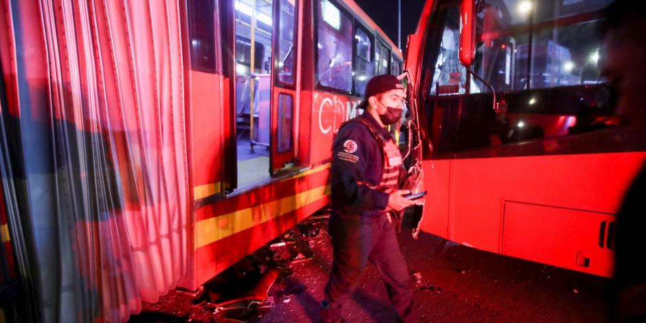 Un fuerte choque entre dos unidades del Metrobús en el cruce de Reforma e Hidalgo, dejó saldo de 20 lesionados.