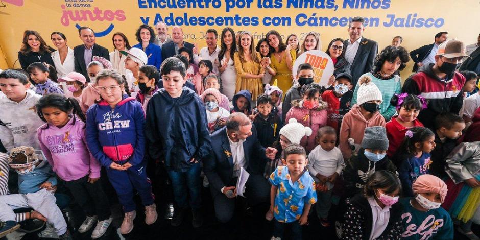 Enrique Alfaro (al fondo), Gobernador de Jalisco, ratifica su compromiso para la atención del cáncer en niños y adolescentes.