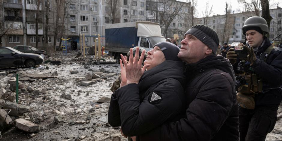 Una mujer reacciona al ver que su  hermano es rescatado después de que un bloque de apartamentos resultó dañado por un ataque con misiles, en Donetsk, Ucrania, ayer.