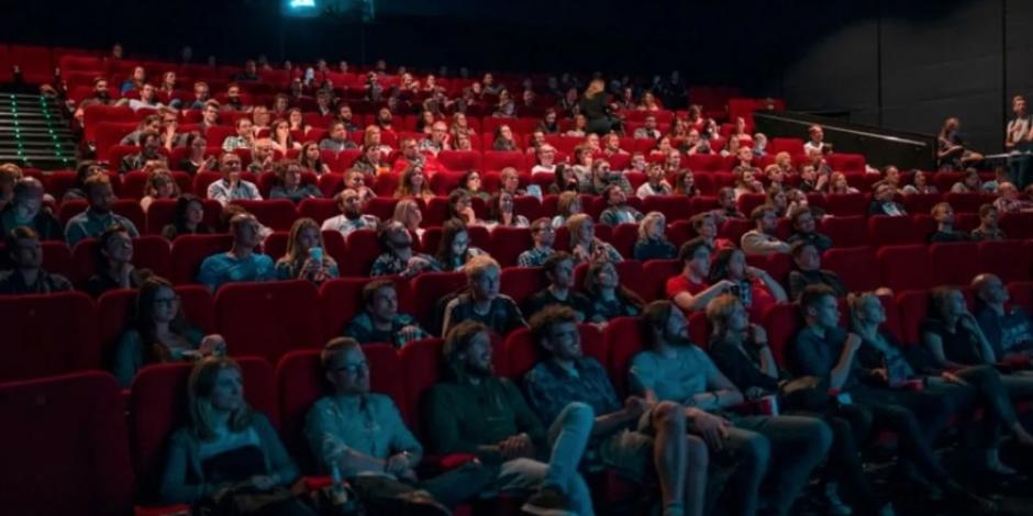 Espectadores disfrutando de una película.