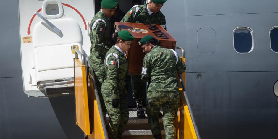 Soldados bajan a Proteo del avión militar que llegó de Turquía, ayer, en la base militar de Santa Lucía, en el AIFA.