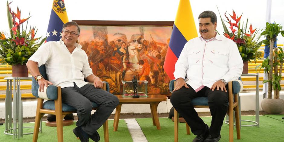 Gustavo Petro (izquierda) y Nicolás Maduro (derecha),  durante  la reunión en San Antonio del Táchira, Venezuela, ayer.