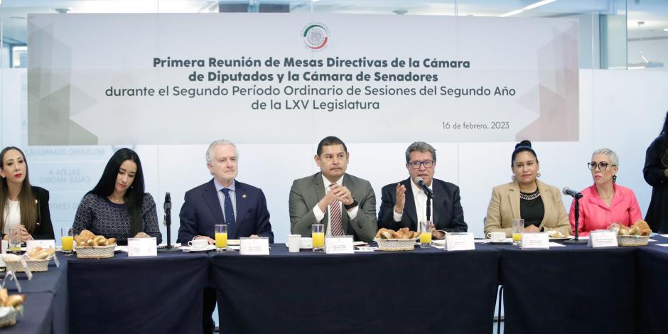 El líder de Morena en el Senado (tercero de der. a izq.), durante la reunión con presidentes del Senado y San Lázaro, ayer.
