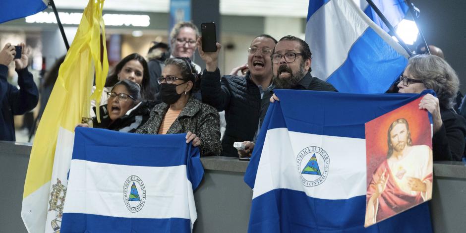 Simpatizantes de los presos políticos de Nicaragua esperan su llegada al aeropuerto de  Chantilly, Virginia, Estados Unidos, el pasado jueves.