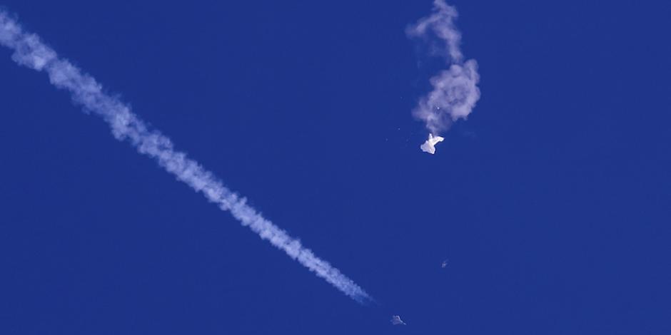 Momento en el que el globo es derribado y un avión de combate pasa a su lado, el pasado sábado 4 de febrero.